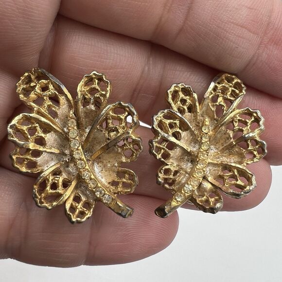 VINTAGE BSK - BRUSHED GOLDTONE CUT-OUT CURVED LEAF EARRINGS - CLIP-ON Rhinestone - Picture 3 of 6